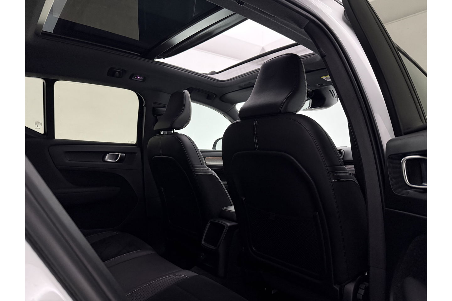 Volvo XC40 1.5 Twin Engine R-Design 262PK Pano Trekhaak LED Harman/Kardon Virtual Clima Cruise Camera Carplay PDC Navi 20"LMV