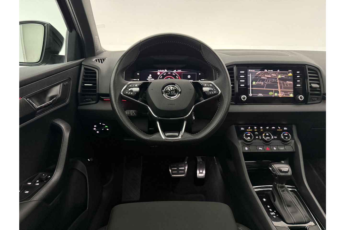 Škoda Karoq 1.5 TSI ACT 150PK Sportline DSG Pano Sfeer Trekhaak LED Virtual Camera Carplay Clima Cruise Navi PDC 19"LMV