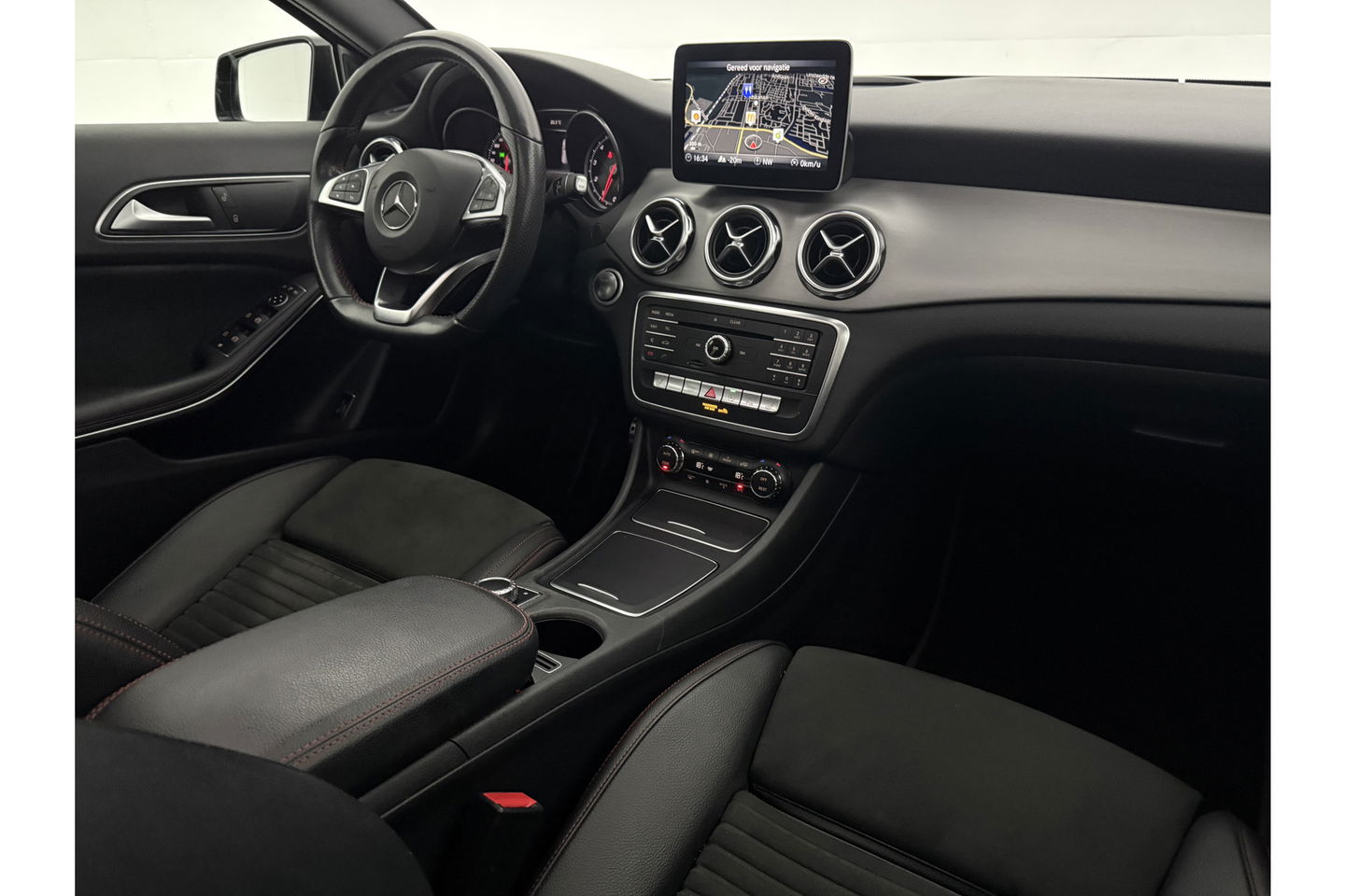 Mercedes-Benz GLA 180 AMG Limited Pano Camera LED Trekhaak Clima Cruise Navi PDC 19''LMV