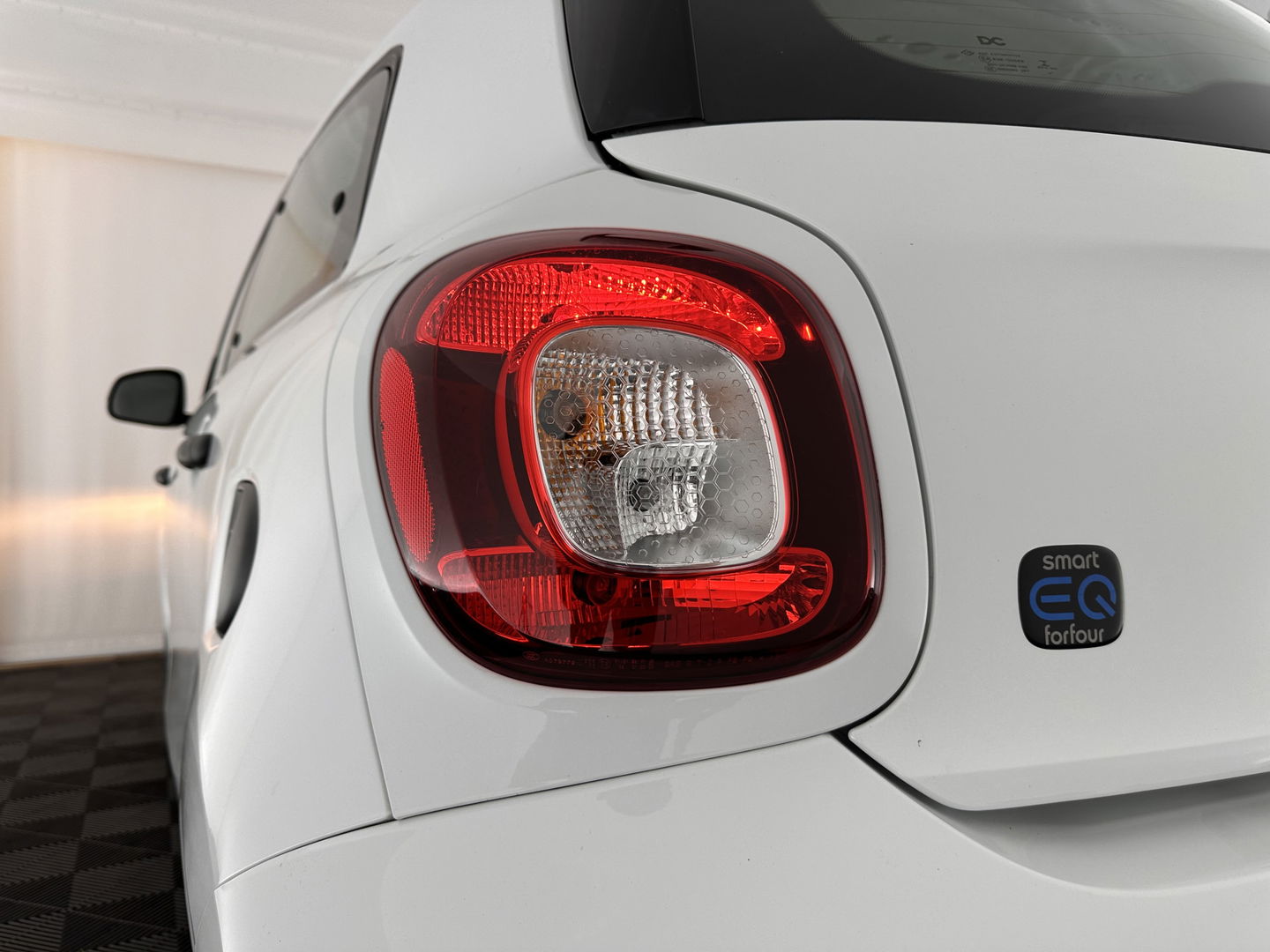 Smart Forfour EQ Essential 18 kWh [ 3-Fase ] (INCL-BTW) Aut. *FULL-LEATHER | AIRCO | CRUISE | DAB+ | COMFORT-SEATS | 15''ALU*