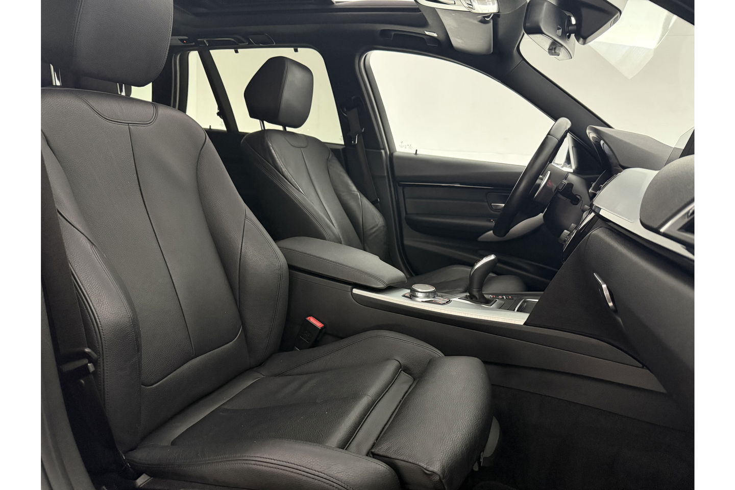 BMW 3-serie 320d High Executive M-Sport 191PK Pano Leder LED 19"LMV Clima Cruise Navi PDC Stoelverw.