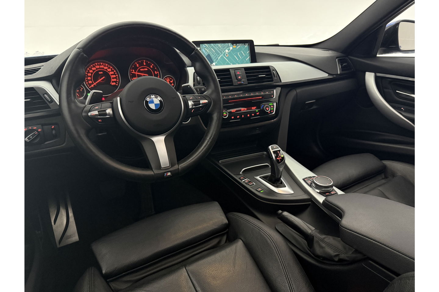 BMW 3-serie 320d High Executive M-Sport 191PK Pano Leder LED 19"LMV Clima Cruise Navi PDC Stoelverw.