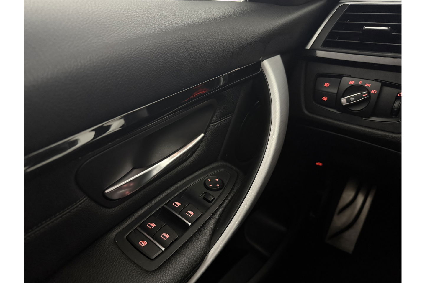 BMW 3-serie 320d High Executive M-Sport 191PK Pano Leder LED 19"LMV Clima Cruise Navi PDC Stoelverw.