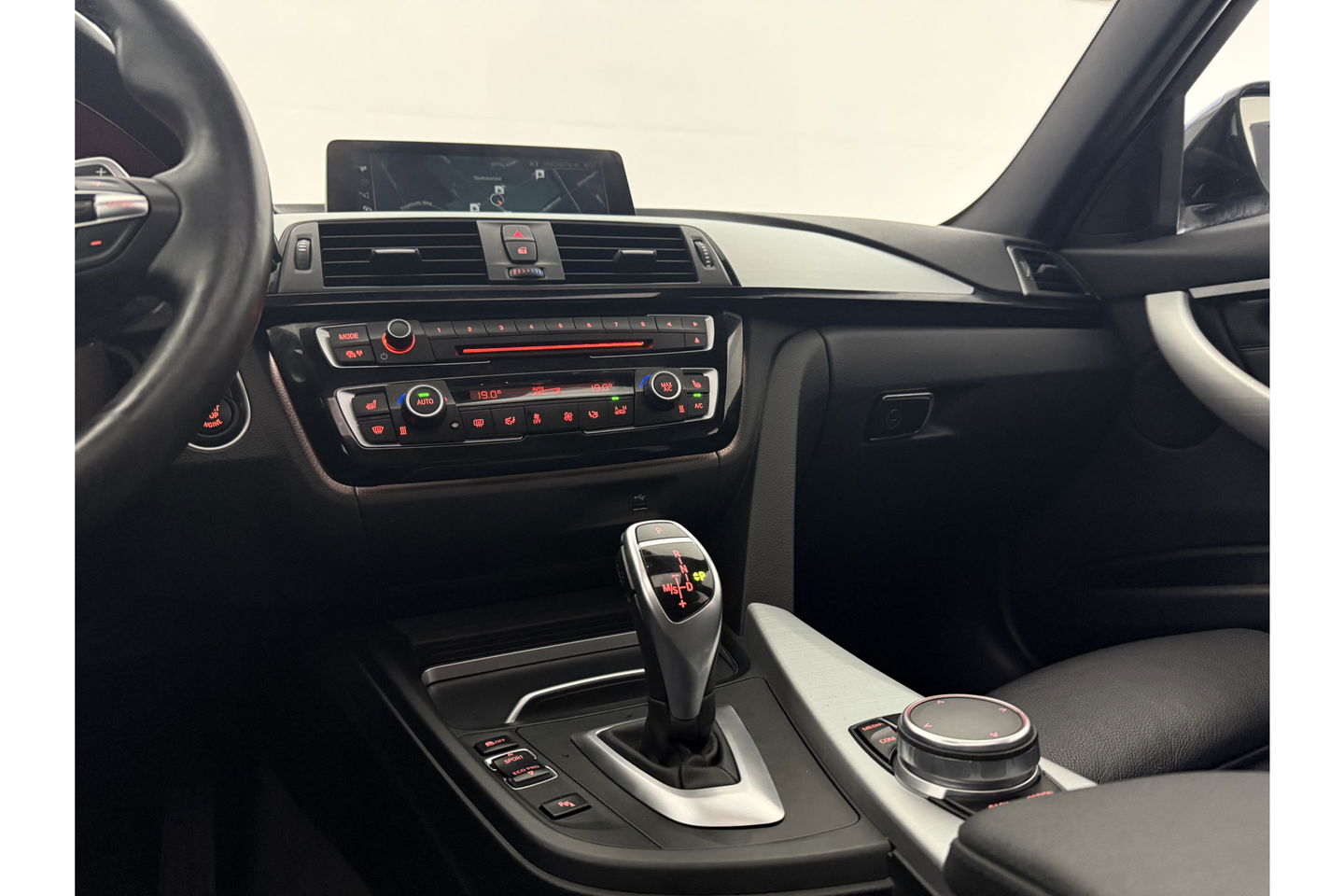 BMW 3-serie 320d High Executive M-Sport 191PK Pano Leder LED 19"LMV Clima Cruise Navi PDC Stoelverw.