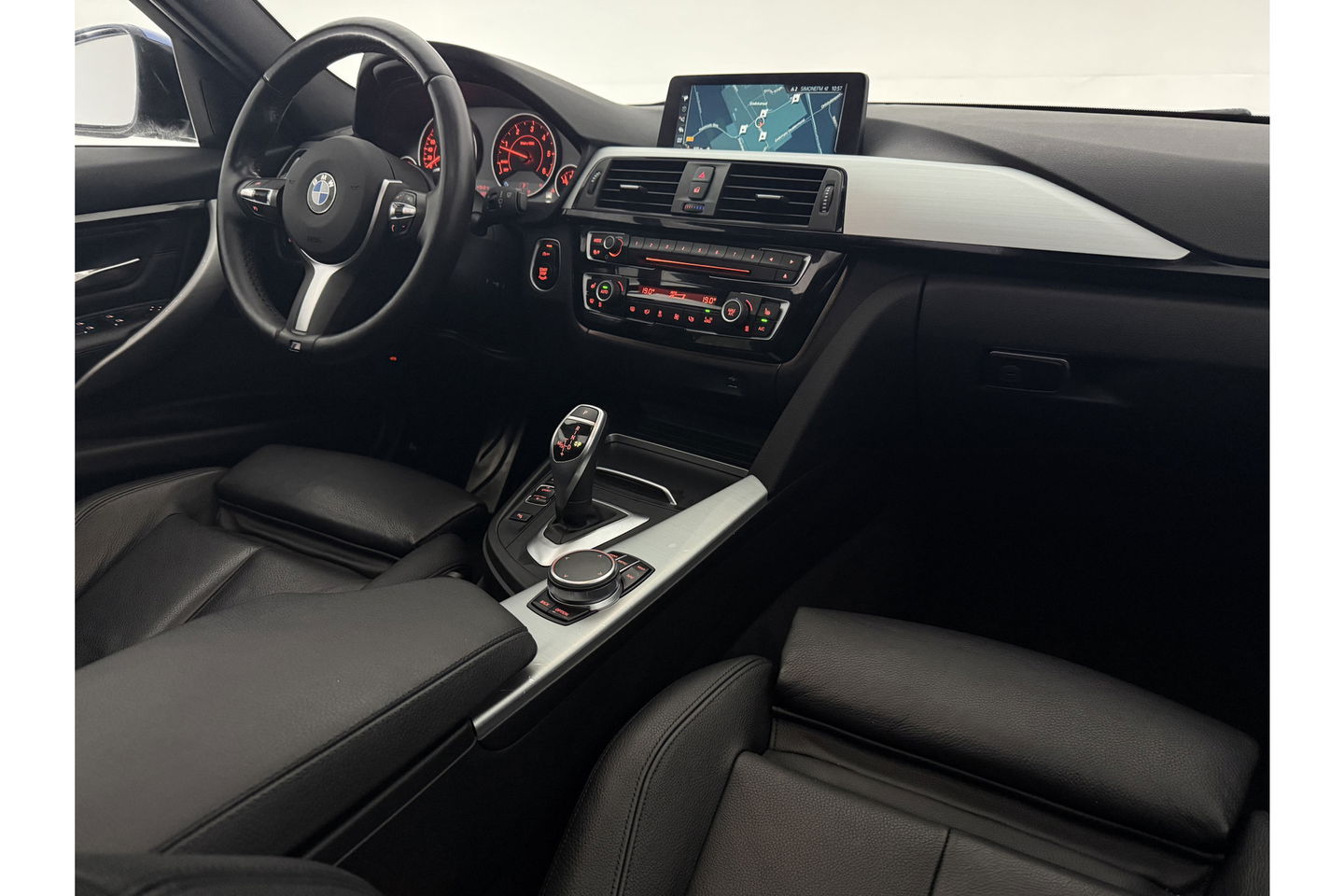 BMW 3-serie 320d High Executive M-Sport 191PK Pano Leder LED 19"LMV Clima Cruise Navi PDC Stoelverw.