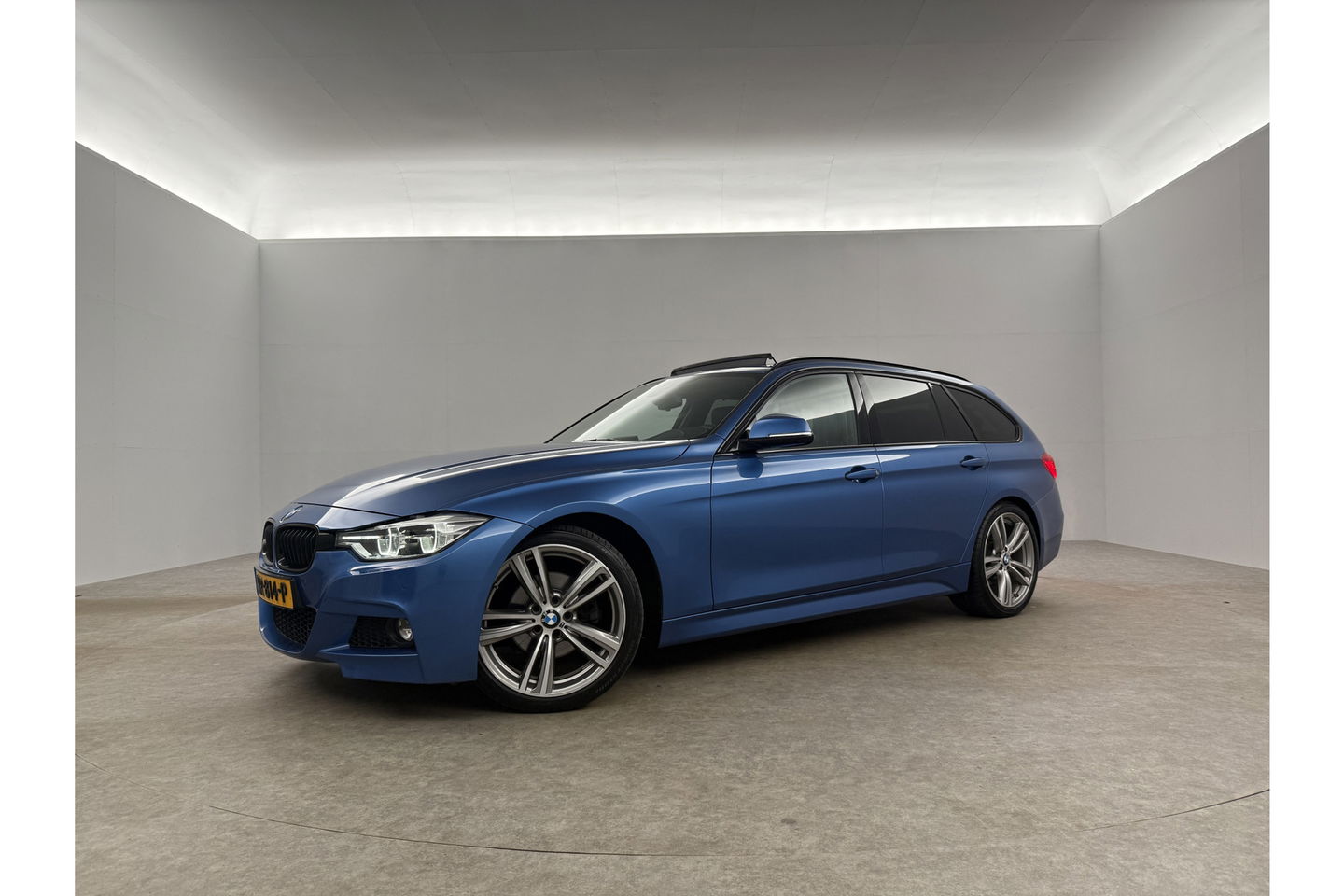 BMW 3-serie 320d High Executive M-Sport 191PK Pano Leder LED 19"LMV Clima Cruise Navi PDC Stoelverw.