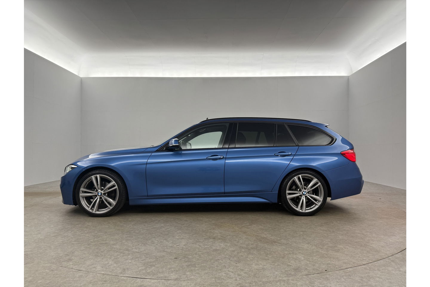 BMW 3-serie 320d High Executive M-Sport 191PK Pano Leder LED 19"LMV Clima Cruise Navi PDC Stoelverw.