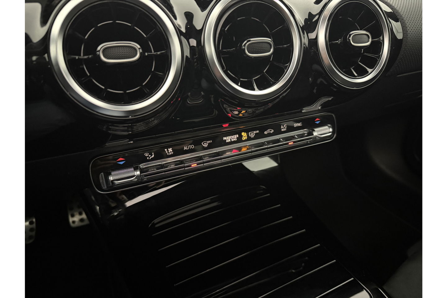 Mercedes-Benz A-Klasse 180 d AMG Pano LED Virtual Camera Carplay Clima Cruise Navi PDC 18"LMV