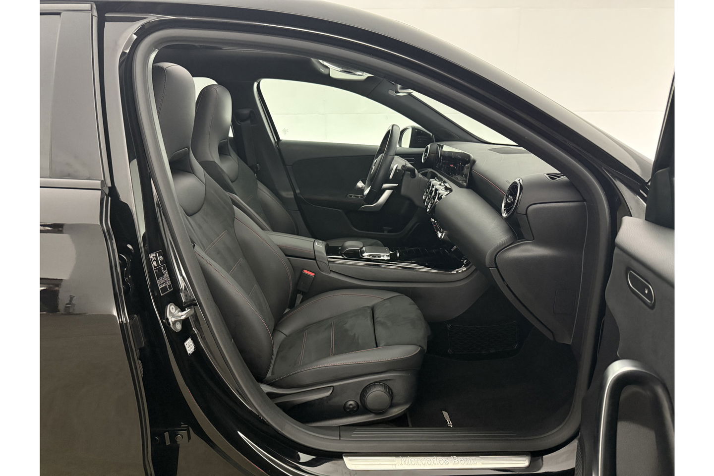 Mercedes-Benz A-Klasse 180 d AMG Pano LED Virtual Camera Carplay Clima Cruise Navi PDC 18"LMV