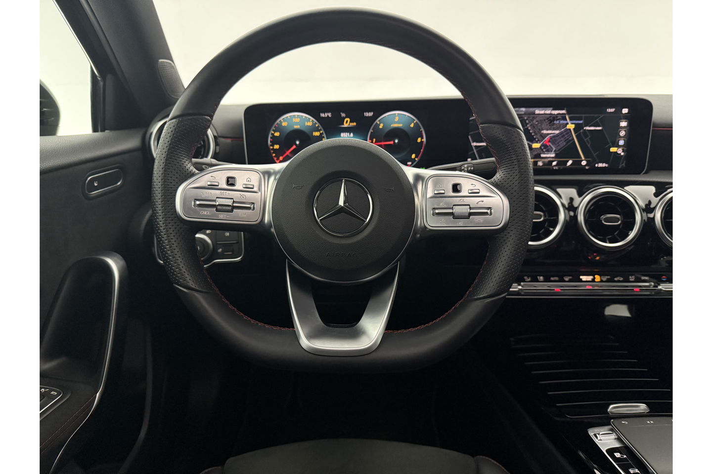 Mercedes-Benz A-Klasse 180 d AMG Pano LED Virtual Camera Carplay Clima Cruise Navi PDC 18"LMV