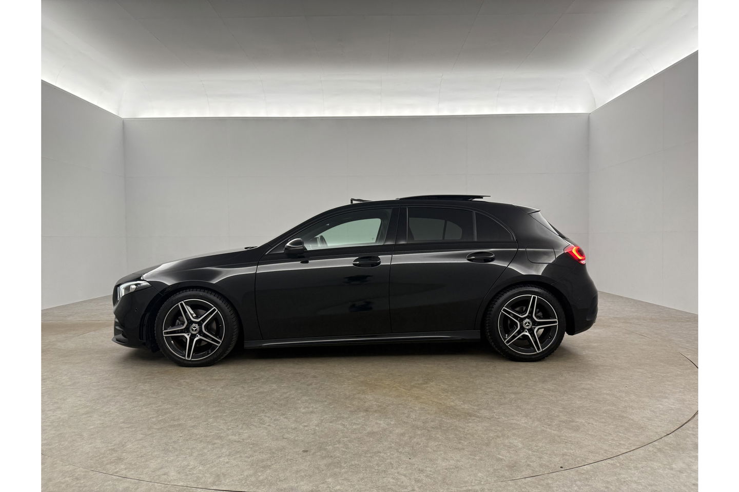 Mercedes-Benz A-Klasse 180 d AMG Pano LED Virtual Camera Carplay Clima Cruise Navi PDC 18"LMV