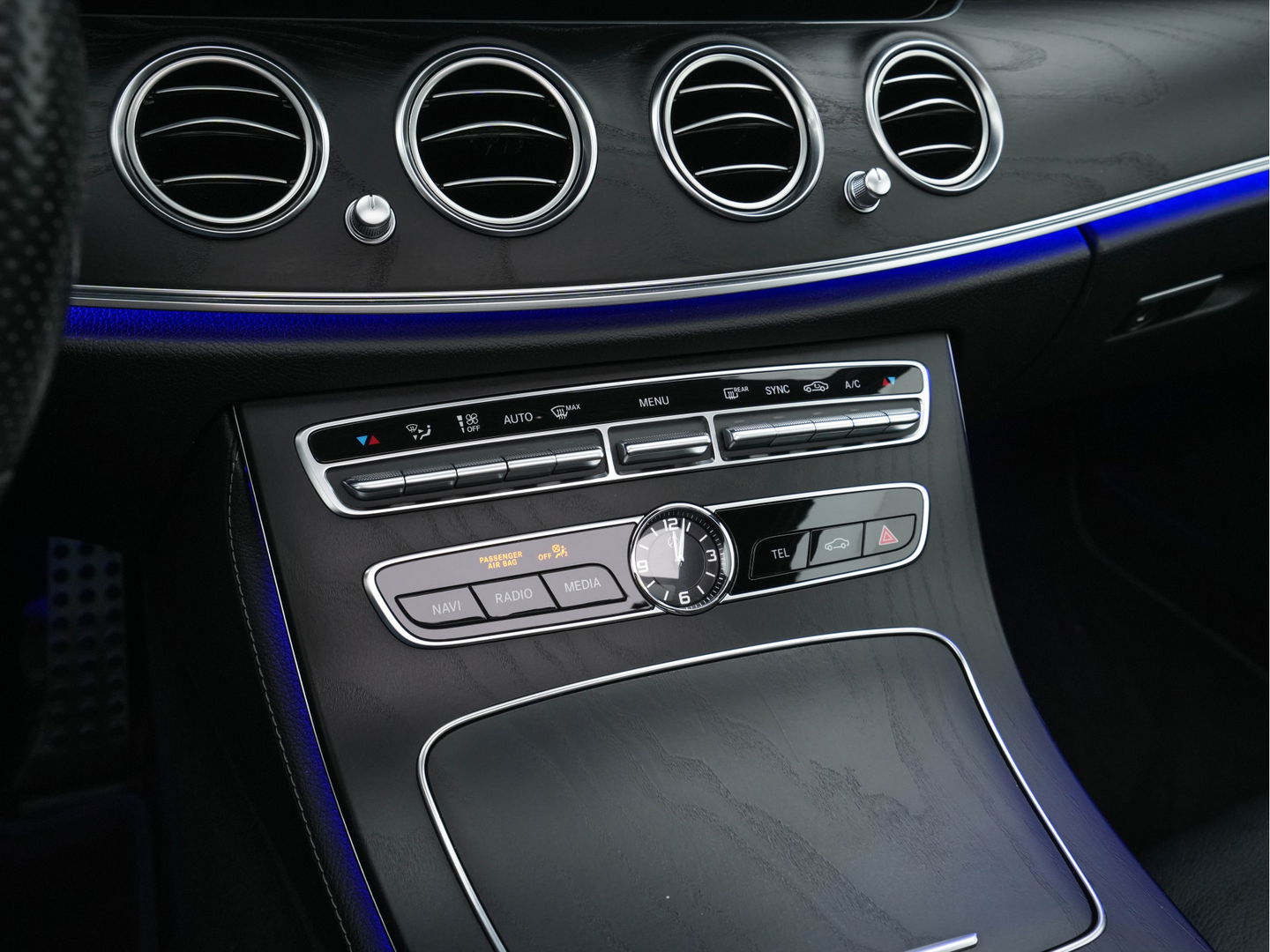 Mercedes-Benz E-Klasse 200 d Business Solution Sport AMG Aut. *PANO | FULL-LEATHER | MULTI-BEAM | WIDE-SCREEN-DIGI-COCKPIT | AMBIENT-LIGHT | SURROUND-VIEW | BLIND-SPOT | MEMORY-PACK | DAB+ | NAVI-FULLMAP | APP.CONNECT | COMFORT-SEATS | 19''ALU*