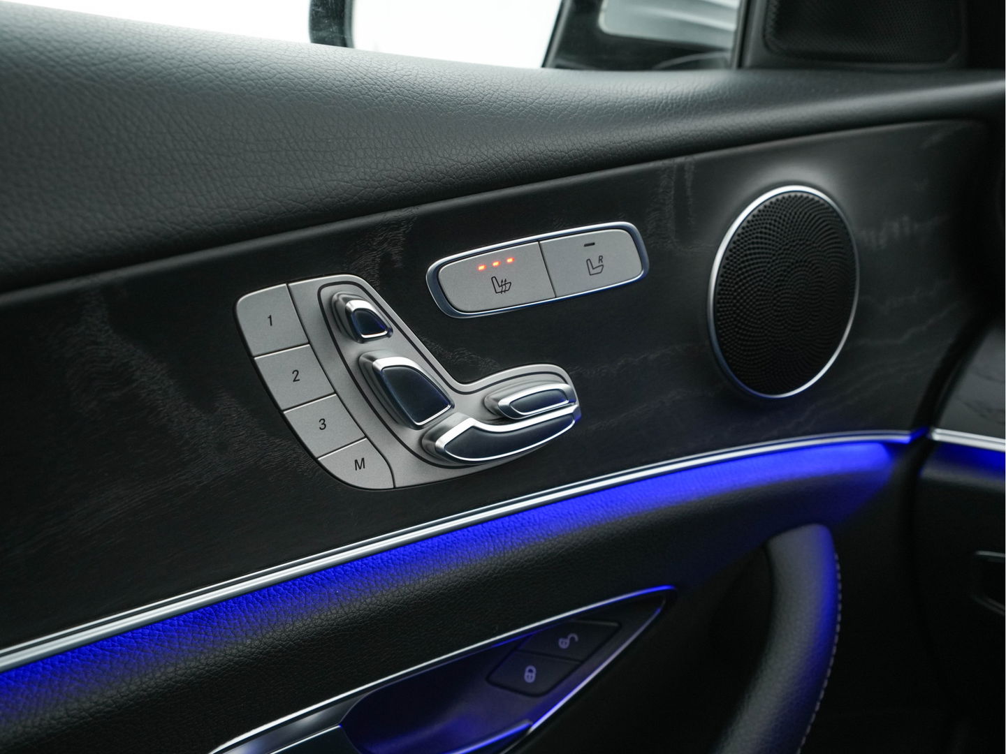 Mercedes-Benz E-Klasse 200 d Business Solution Sport AMG Aut. *PANO | FULL-LEATHER | MULTI-BEAM | WIDE-SCREEN-DIGI-COCKPIT | AMBIENT-LIGHT | SURROUND-VIEW | BLIND-SPOT | MEMORY-PACK | DAB+ | NAVI-FULLMAP | APP.CONNECT | COMFORT-SEATS | 19''ALU*