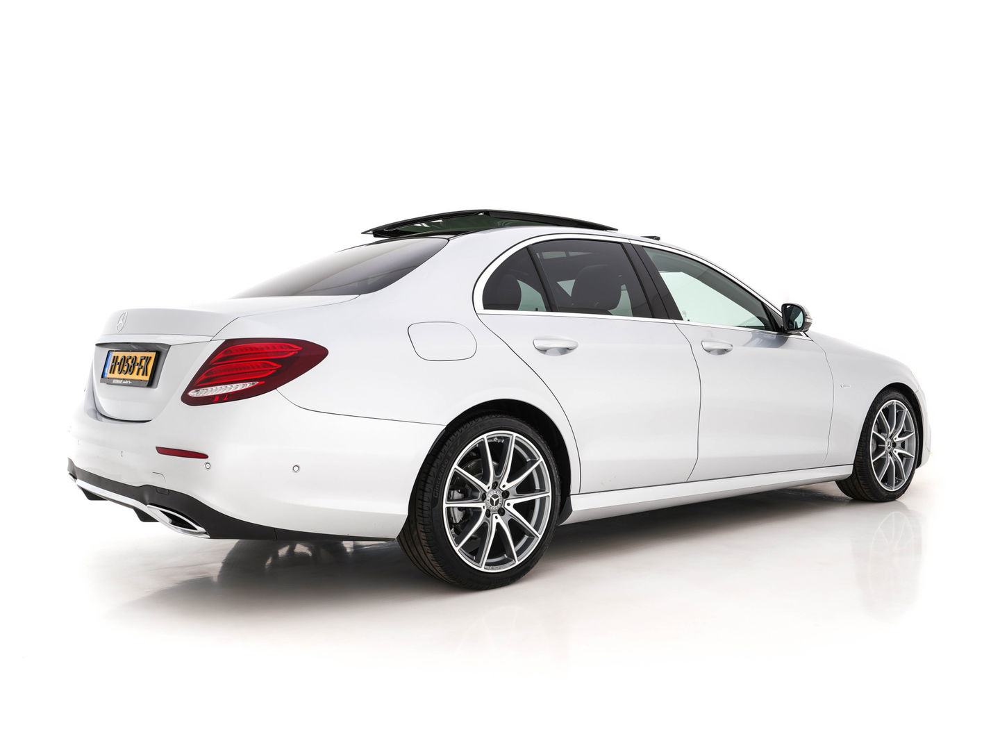 Mercedes-Benz E-Klasse 200 d Business Solution Sport AMG Aut. *PANO | FULL-LEATHER | MULTI-BEAM | WIDE-SCREEN-DIGI-COCKPIT | AMBIENT-LIGHT | SURROUND-VIEW | BLIND-SPOT | MEMORY-PACK | DAB+ | NAVI-FULLMAP | APP.CONNECT | COMFORT-SEATS | 19''ALU*