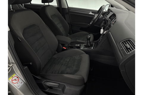 Volkswagen Golf 1.0 TSI Carplay Clima LED Trekhaak Navi Adaptive Cruise DAB+ PDC 16"LMV Stoelverw.