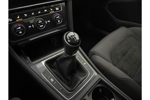 Volkswagen Golf 1.0 TSI Carplay Clima LED Trekhaak Navi Adaptive Cruise DAB+ PDC 16"LMV Stoelverw.