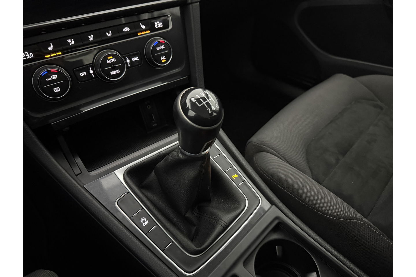 Volkswagen Golf 1.0 TSI Carplay Clima LED Trekhaak Navi Adaptive Cruise DAB+ PDC 16"LMV Stoelverw.