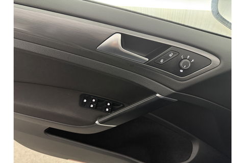 Volkswagen Golf 1.0 TSI Carplay Clima LED Trekhaak Navi Adaptive Cruise DAB+ PDC 16"LMV Stoelverw.