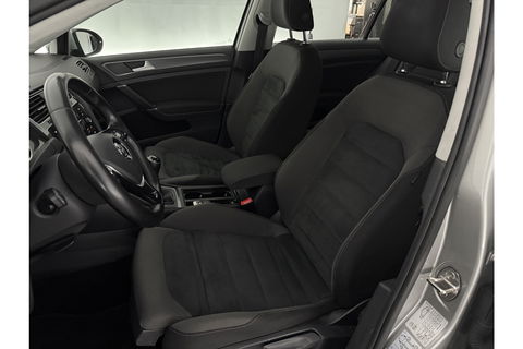Volkswagen Golf 1.0 TSI Carplay Clima LED Trekhaak Navi Adaptive Cruise DAB+ PDC 16"LMV Stoelverw.