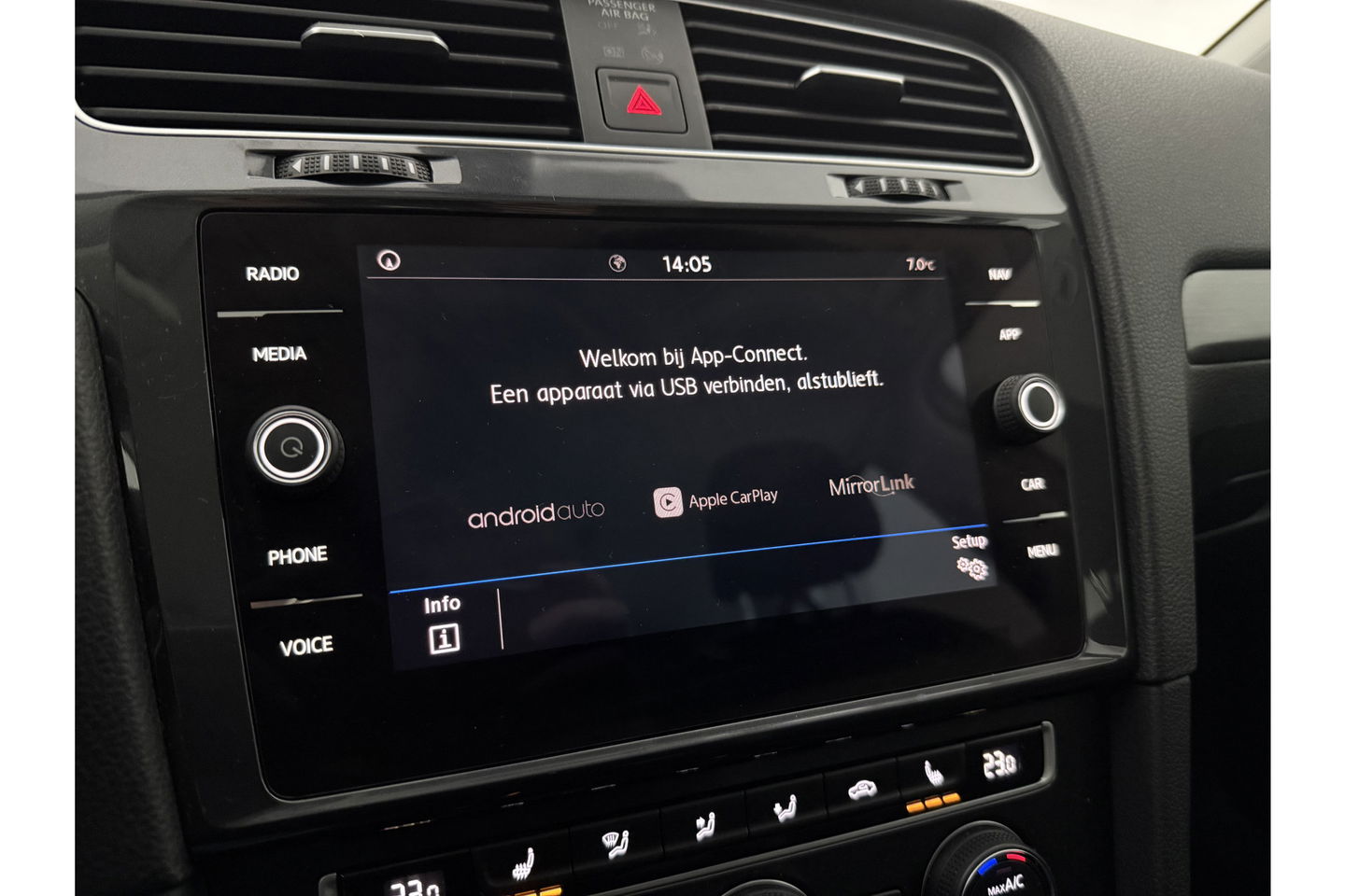 Volkswagen Golf 1.0 TSI Carplay Clima LED Trekhaak Navi Adaptive Cruise DAB+ PDC 16"LMV Stoelverw.