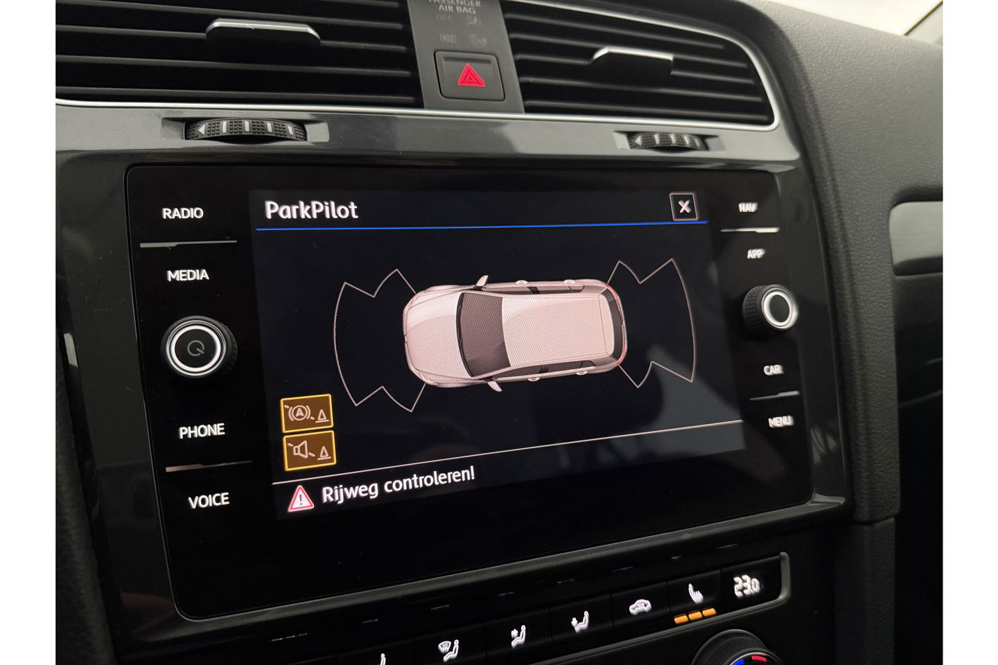 Volkswagen Golf 1.0 TSI Carplay Clima LED Trekhaak Navi Adaptive Cruise DAB+ PDC 16"LMV Stoelverw.