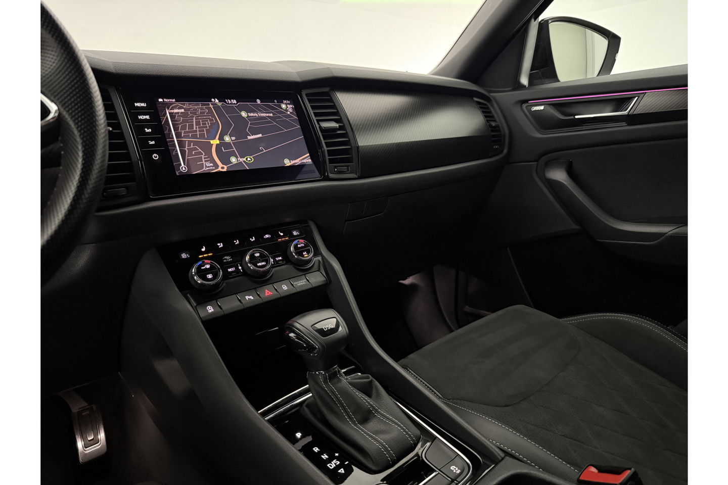 Škoda Kodiaq 1.5 TSI Sportline Business 7p. 150PK DSG Pano Virtual LED Camera Carplay Memory Trekhaak 19"LMV Clima Cruise Navi PDC