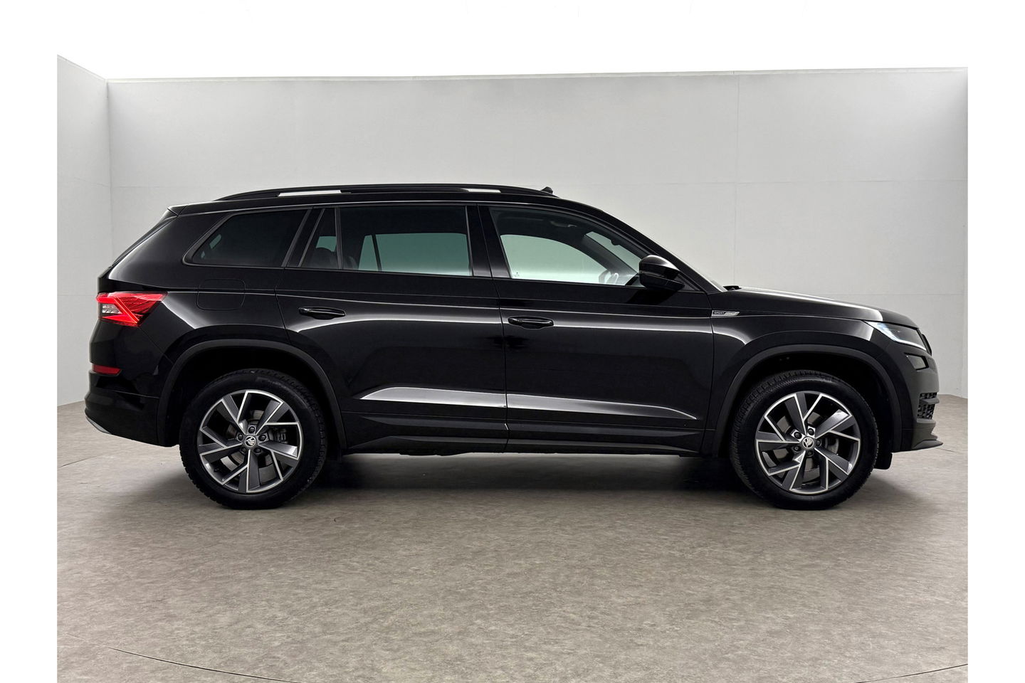 Škoda Kodiaq 1.5 TSI Sportline Business 7p. 150PK DSG Pano Virtual LED Camera Carplay Memory Trekhaak 19"LMV Clima Cruise Navi PDC