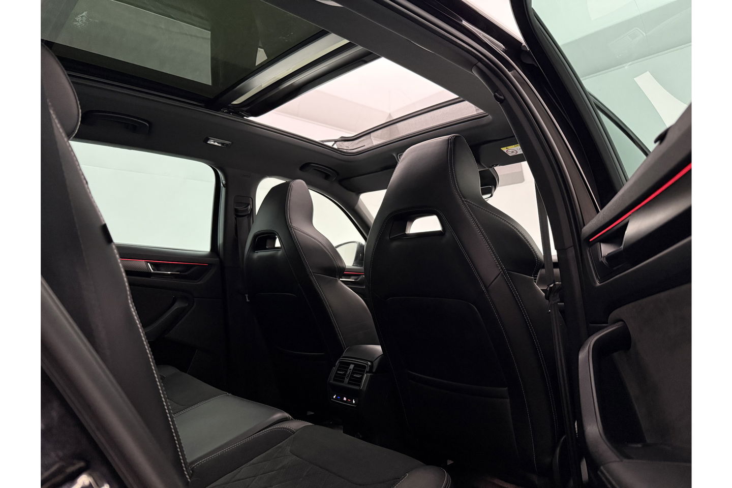 Škoda Kodiaq 1.5 TSI Sportline Business 7p. 150PK DSG Pano Virtual LED Camera Carplay Memory Trekhaak 19"LMV Clima Cruise Navi PDC