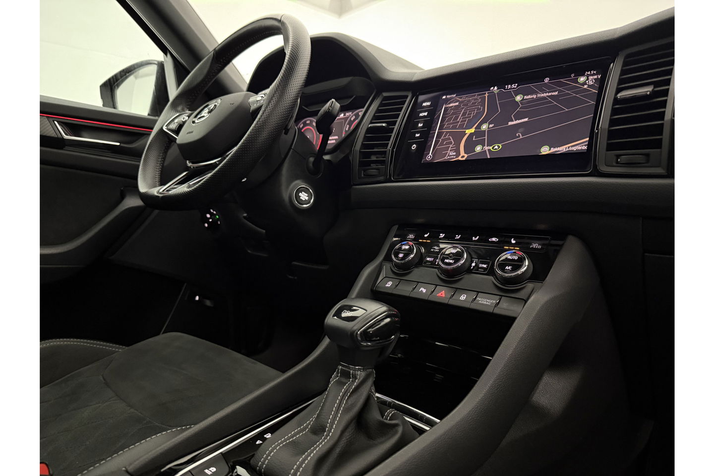 Škoda Kodiaq 1.5 TSI Sportline Business 7p. 150PK DSG Pano Virtual LED Camera Carplay Memory Trekhaak 19"LMV Clima Cruise Navi PDC
