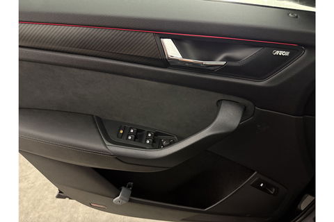 Škoda Kodiaq 1.5 TSI Sportline Business 7p. 150PK DSG Pano Virtual LED Camera Carplay Memory Trekhaak 19"LMV Clima Cruise Navi PDC
