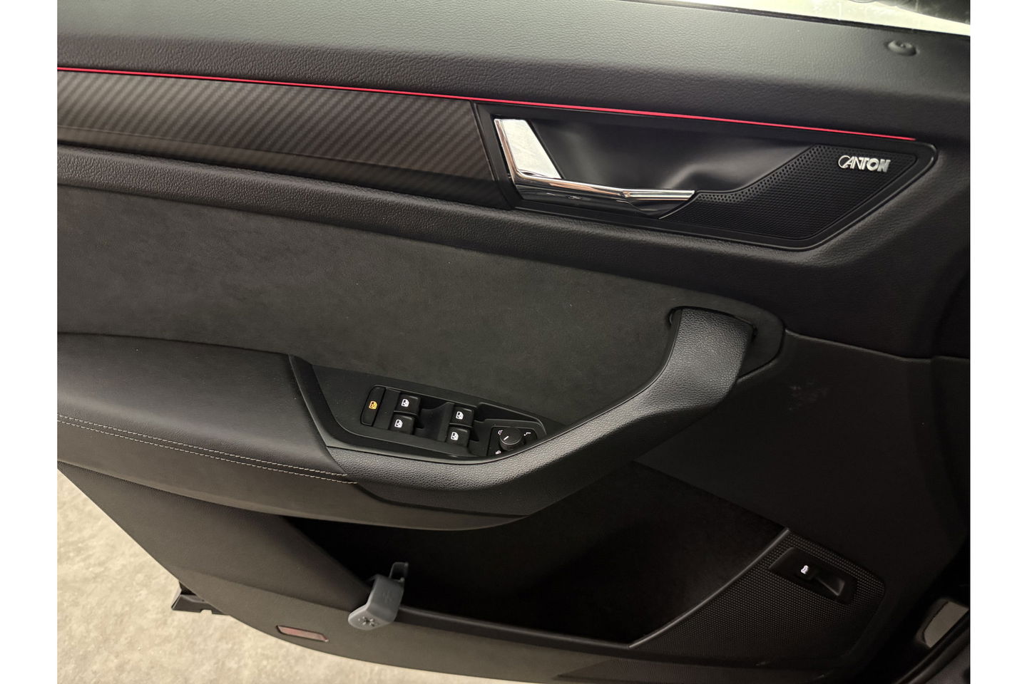 Škoda Kodiaq 1.5 TSI Sportline Business 7p. 150PK DSG Pano Virtual LED Camera Carplay Memory Trekhaak 19"LMV Clima Cruise Navi PDC
