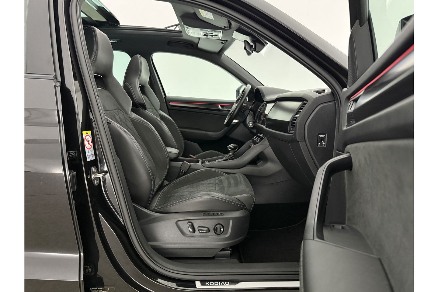 Škoda Kodiaq 1.5 TSI Sportline Business 7p. 150PK DSG Pano Virtual LED Camera Carplay Memory Trekhaak 19"LMV Clima Cruise Navi PDC