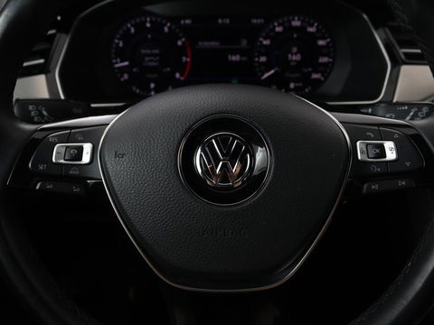 Volkswagen Passat 1.4 TSI R Line | 1e eigenaar | Trekhaak | Stoelverwarming | Carplay | Leder/Alcantara | Navigatie | Full LED | Adaptive cruise | Parkeerhulp | Climate control