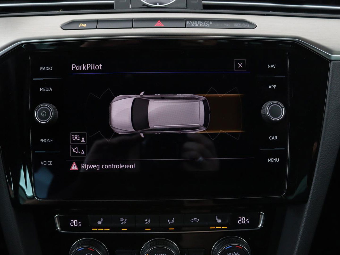 Volkswagen Passat 1.4 TSI R Line | 1e eigenaar | Trekhaak | Stoelverwarming | Carplay | Leder/Alcantara | Navigatie | Full LED | Adaptive cruise | Parkeerhulp | Climate control
