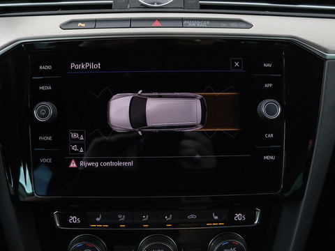 Volkswagen Passat 1.4 TSI R Line | 1e eigenaar | Trekhaak | Stoelverwarming | Carplay | Leder/Alcantara | Navigatie | Full LED | Adaptive cruise | Parkeerhulp | Climate control