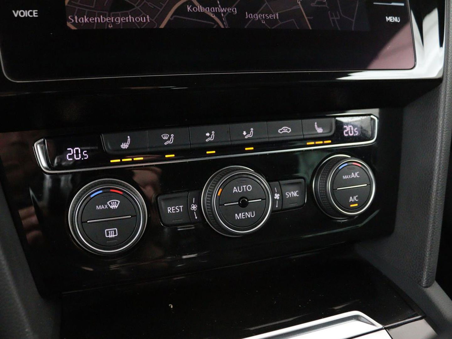 Volkswagen Passat 1.4 TSI R Line | 1e eigenaar | Trekhaak | Stoelverwarming | Carplay | Leder/Alcantara | Navigatie | Full LED | Adaptive cruise | Parkeerhulp | Climate control