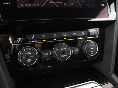 Volkswagen Passat 1.4 TSI R Line | 1e eigenaar | Trekhaak | Stoelverwarming | Carplay | Leder/Alcantara | Navigatie | Full LED | Adaptive cruise | Parkeerhulp | Climate control