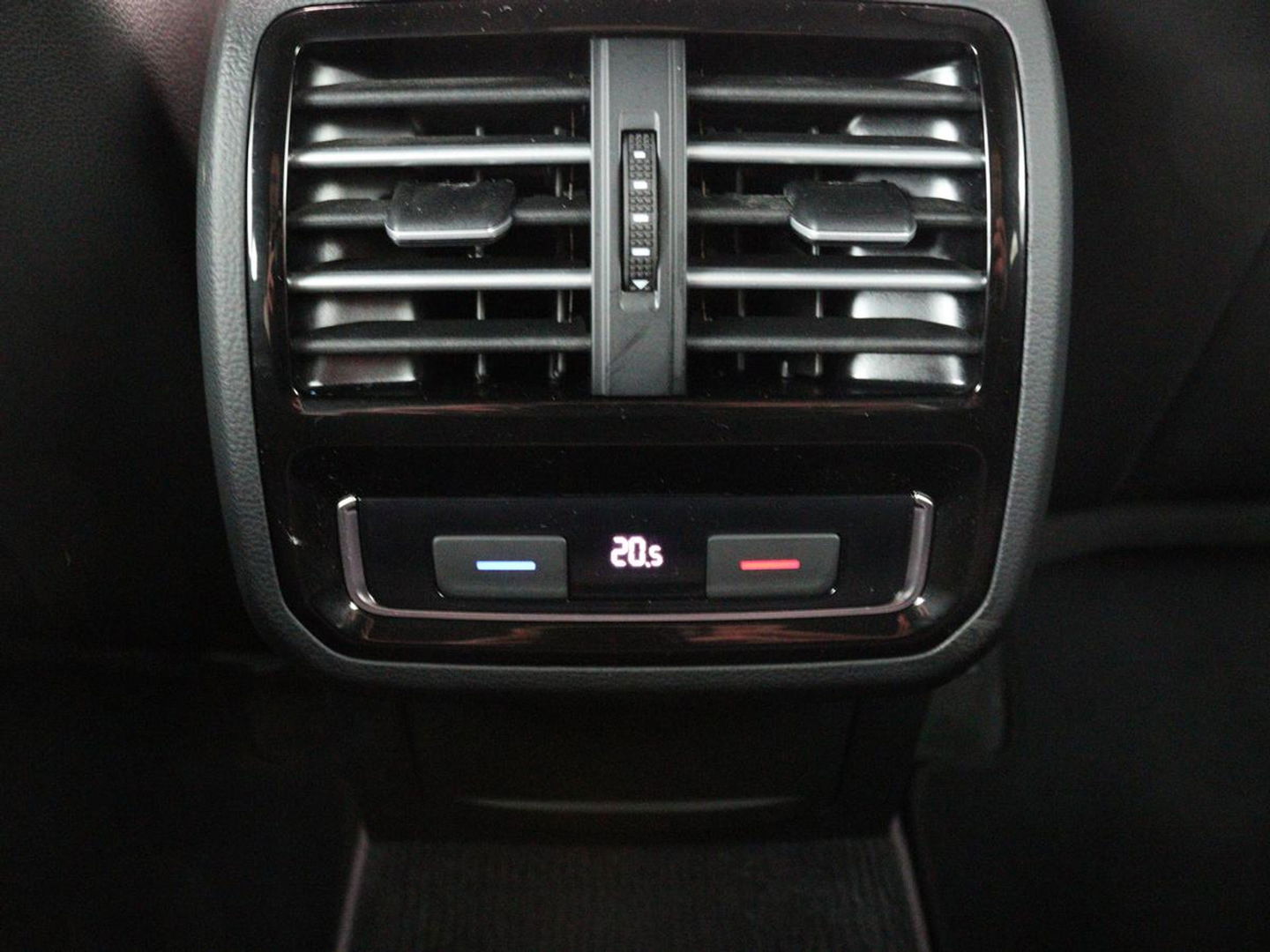 Volkswagen Passat 1.4 TSI R Line | 1e eigenaar | Trekhaak | Stoelverwarming | Carplay | Leder/Alcantara | Navigatie | Full LED | Adaptive cruise | Parkeerhulp | Climate control