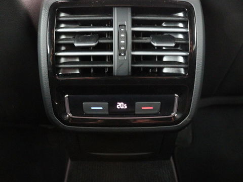 Volkswagen Passat 1.4 TSI R Line | 1e eigenaar | Trekhaak | Stoelverwarming | Carplay | Leder/Alcantara | Navigatie | Full LED | Adaptive cruise | Parkeerhulp | Climate control