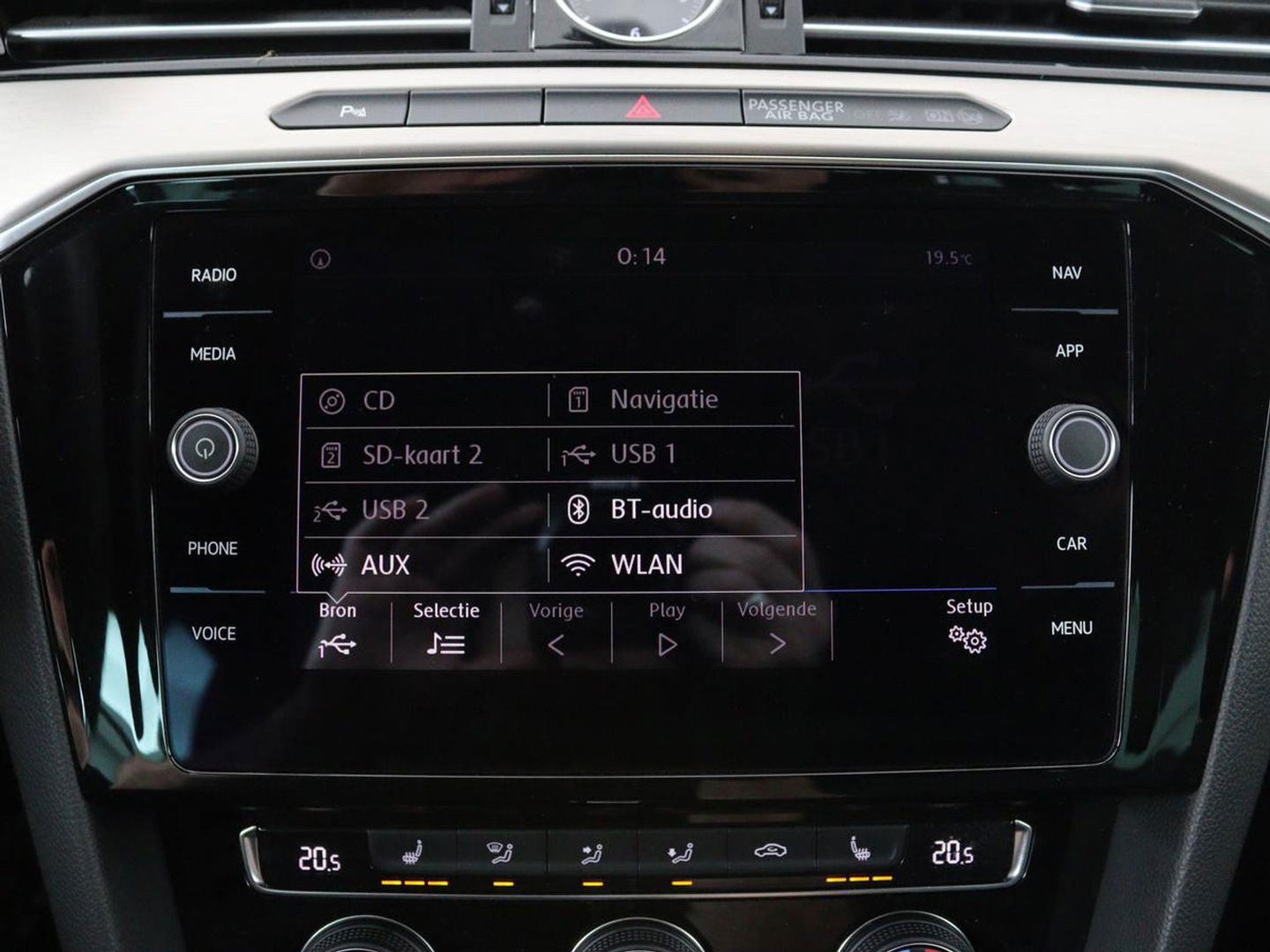 Volkswagen Passat 1.4 TSI R Line | 1e eigenaar | Trekhaak | Stoelverwarming | Carplay | Leder/Alcantara | Navigatie | Full LED | Adaptive cruise | Parkeerhulp | Climate control
