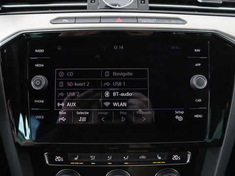 Volkswagen Passat 1.4 TSI R Line | 1e eigenaar | Trekhaak | Stoelverwarming | Carplay | Leder/Alcantara | Navigatie | Full LED | Adaptive cruise | Parkeerhulp | Climate control