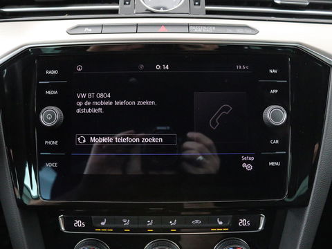 Volkswagen Passat 1.4 TSI R Line | 1e eigenaar | Trekhaak | Stoelverwarming | Carplay | Leder/Alcantara | Navigatie | Full LED | Adaptive cruise | Parkeerhulp | Climate control