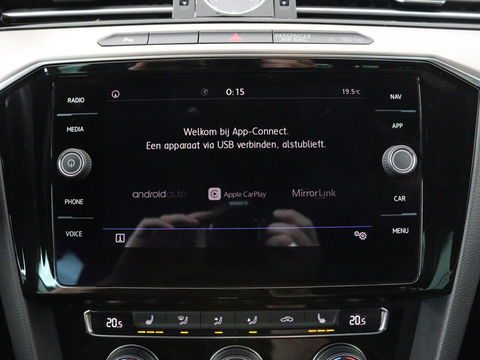 Volkswagen Passat 1.4 TSI R Line | 1e eigenaar | Trekhaak | Stoelverwarming | Carplay | Leder/Alcantara | Navigatie | Full LED | Adaptive cruise | Parkeerhulp | Climate control