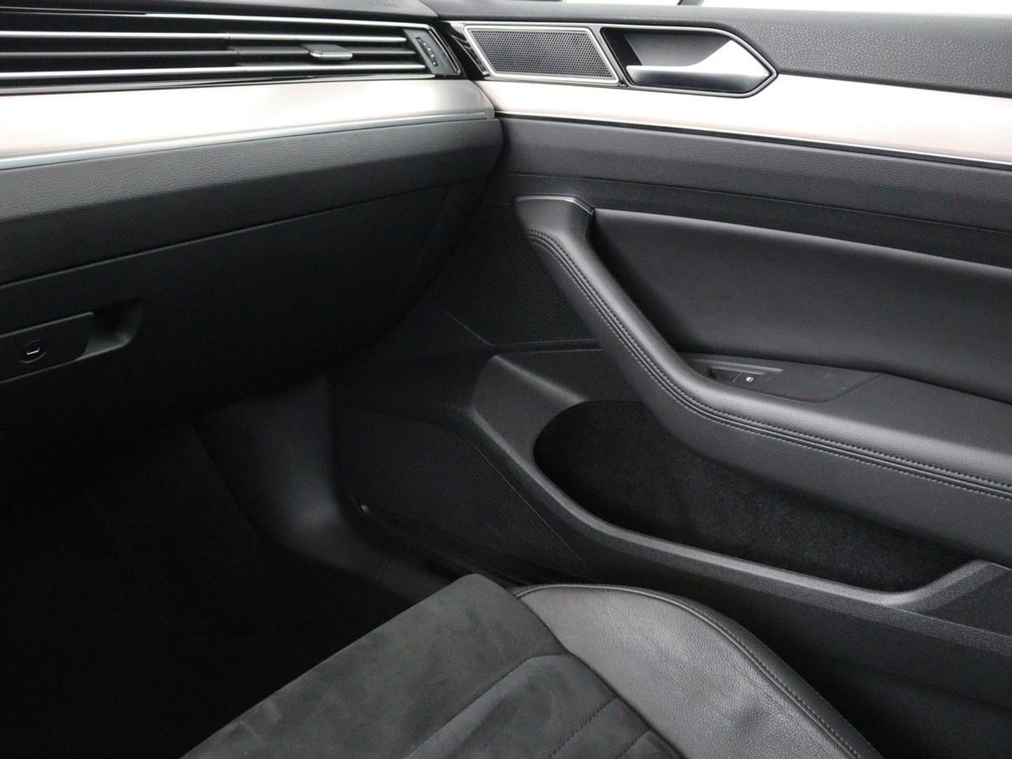 Volkswagen Passat 1.4 TSI R Line | 1e eigenaar | Trekhaak | Stoelverwarming | Carplay | Leder/Alcantara | Navigatie | Full LED | Adaptive cruise | Parkeerhulp | Climate control