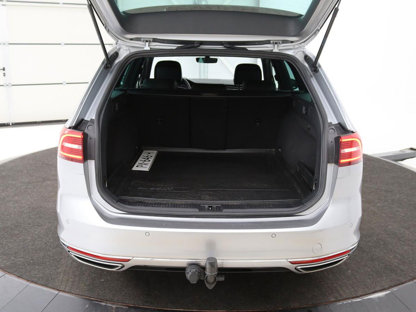 Volkswagen Passat 1.4 TSI R Line | 1e eigenaar | Trekhaak | Stoelverwarming | Carplay | Leder/Alcantara | Navigatie | Full LED | Adaptive cruise | Parkeerhulp | Climate control