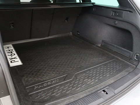 Volkswagen Passat 1.4 TSI R Line | 1e eigenaar | Trekhaak | Stoelverwarming | Carplay | Leder/Alcantara | Navigatie | Full LED | Adaptive cruise | Parkeerhulp | Climate control