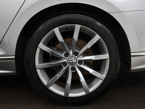 Volkswagen Passat 1.4 TSI R Line | 1e eigenaar | Trekhaak | Stoelverwarming | Carplay | Leder/Alcantara | Navigatie | Full LED | Adaptive cruise | Parkeerhulp | Climate control