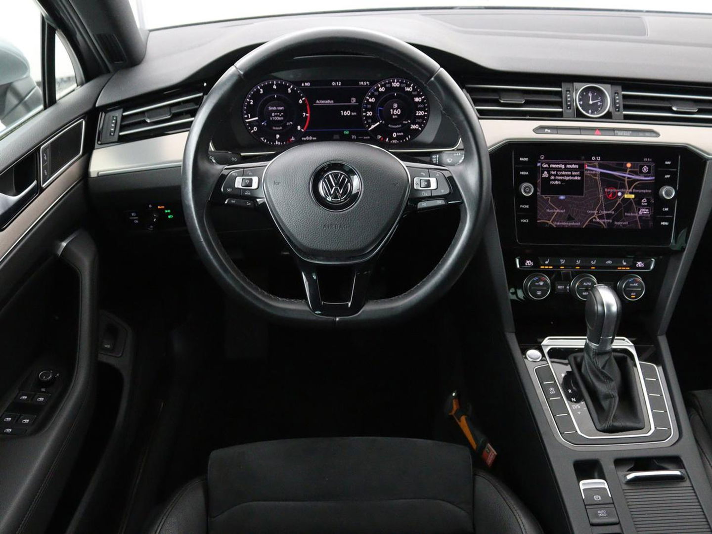 Volkswagen Passat 1.4 TSI R Line | 1e eigenaar | Trekhaak | Stoelverwarming | Carplay | Leder/Alcantara | Navigatie | Full LED | Adaptive cruise | Parkeerhulp | Climate control