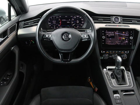 Volkswagen Passat 1.4 TSI R Line | 1e eigenaar | Trekhaak | Stoelverwarming | Carplay | Leder/Alcantara | Navigatie | Full LED | Adaptive cruise | Parkeerhulp | Climate control