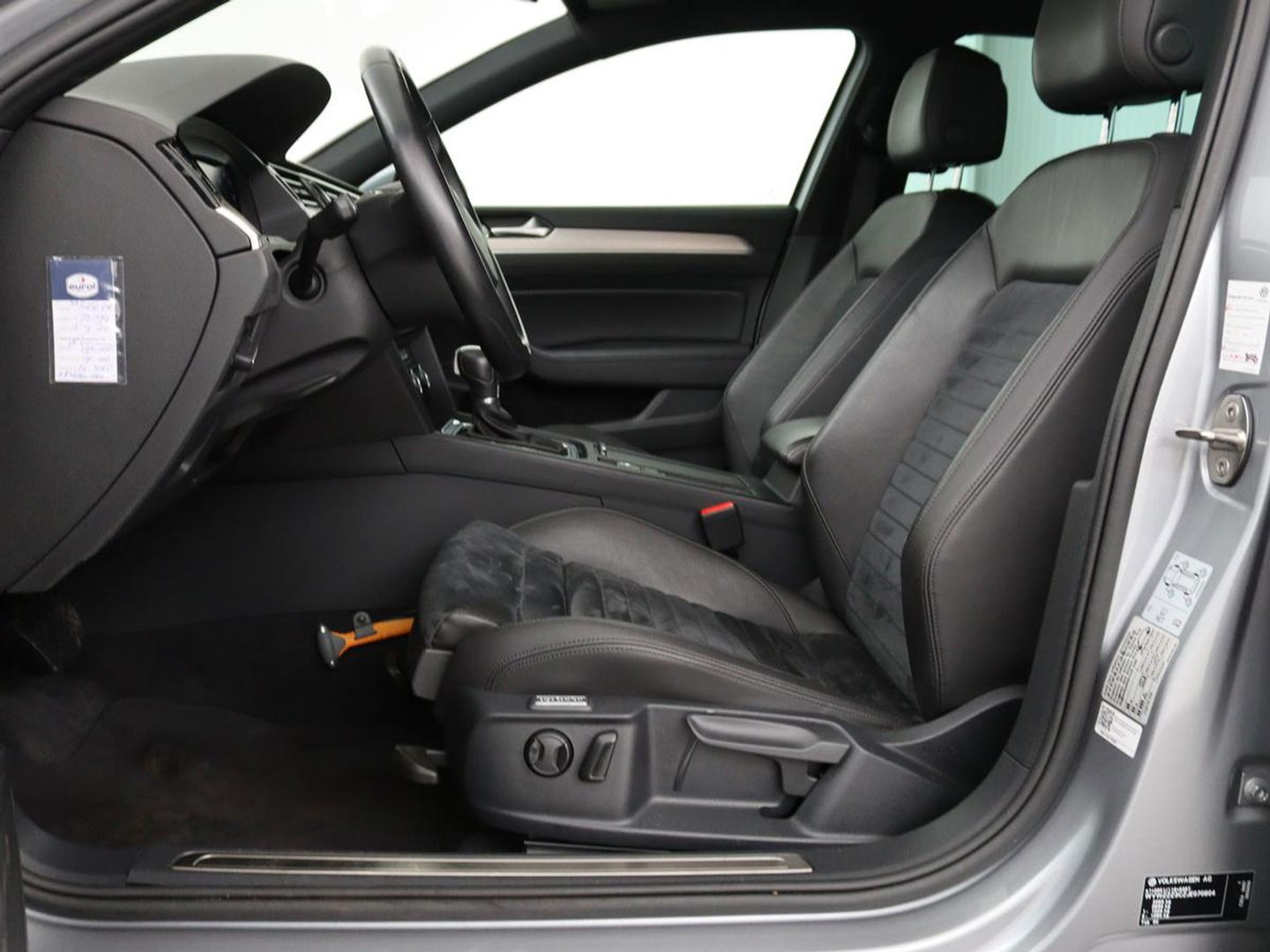 Volkswagen Passat 1.4 TSI R Line | 1e eigenaar | Trekhaak | Stoelverwarming | Carplay | Leder/Alcantara | Navigatie | Full LED | Adaptive cruise | Parkeerhulp | Climate control
